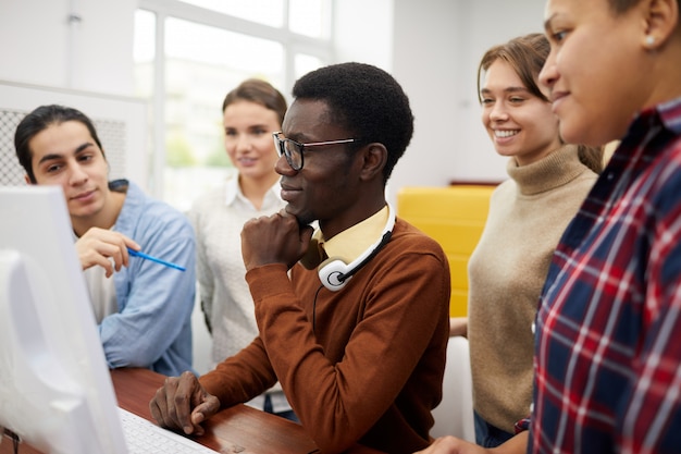 Diverse groep studenten in workshop met mentors, educatie en kennisdeling