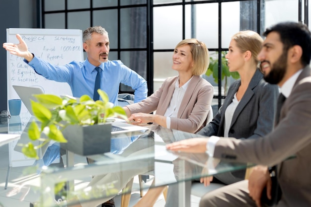 Strategisch adviesteam in vergadering, bespreken van bedrijfsstrategie en groeiplannen