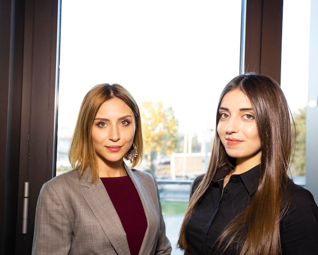 Professionele portret van Sophie van der Berg, Managing Director, vrouw met donker haar in pak