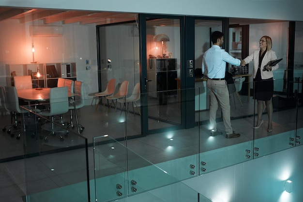 Modern kantoor interieur met glazen wanden, futuristische verlichting en professioneel team in discussie