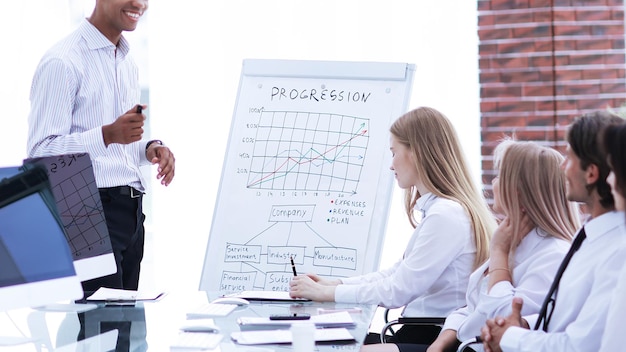 Strategische planning sessie met business consultants en whiteboard analyses