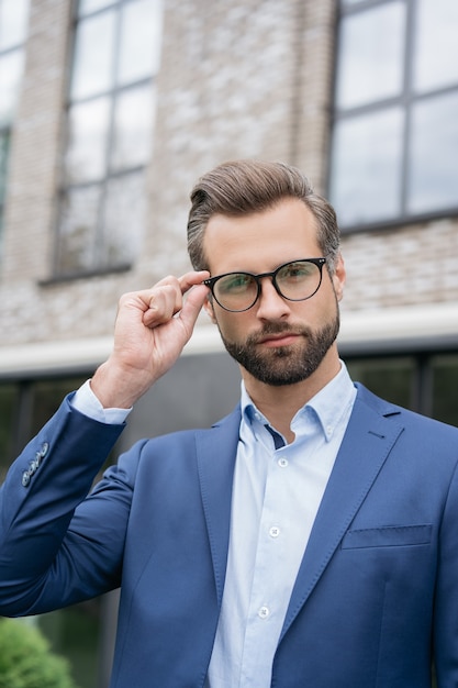 Professionele zakenman met bril